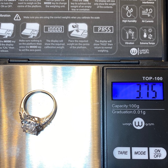 Elegant Silver Ring with Clear Gemstone - Picture 7 of 7
